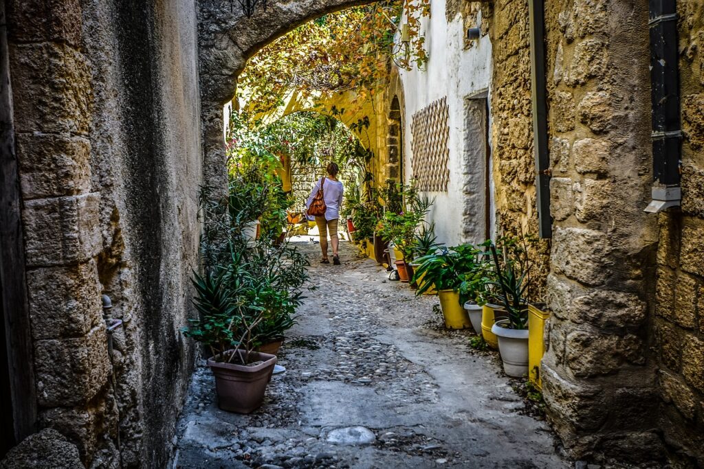 5 Solo Travel Hacks: Safety Precautions, Packing, and Greater Flexibility 3 solo travel